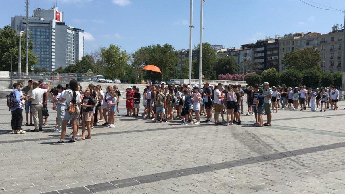 Taksim'de turist yoğunluğu