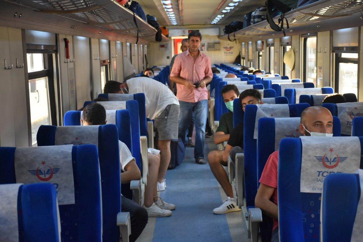 İzmir'de tatilcilerin tercihi tren oldu