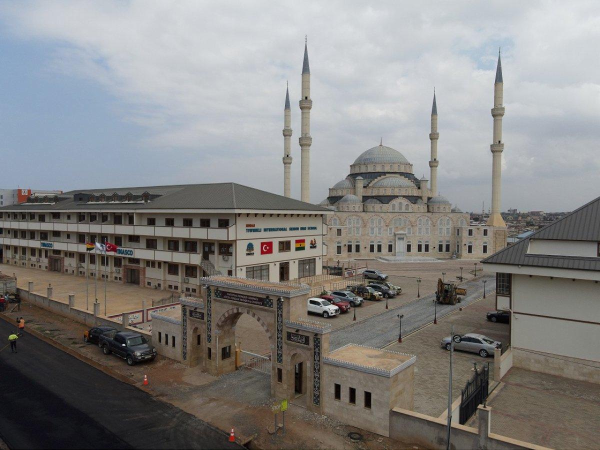 Türkiye'nin inşa ettiği Gana Millet Cami ve Külliyesi ibadete açıldı