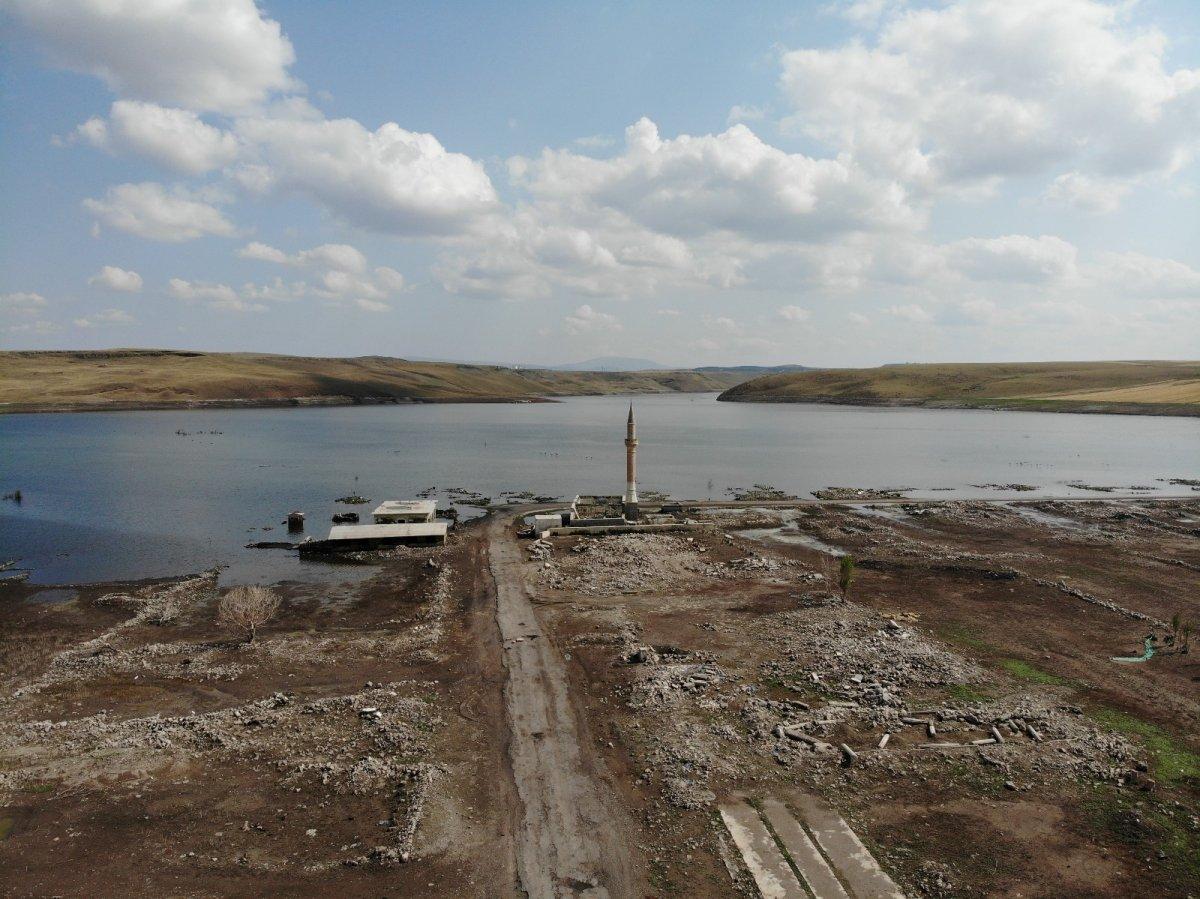 Kars Baraj Gölü suları çekilince köy ortaya çıktı