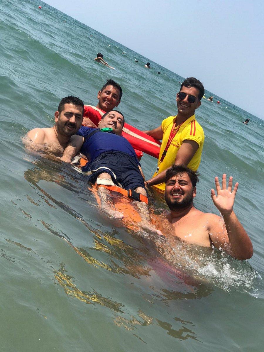 Hayatında ilk kez denize girmenin mutluluğunu yaşadı