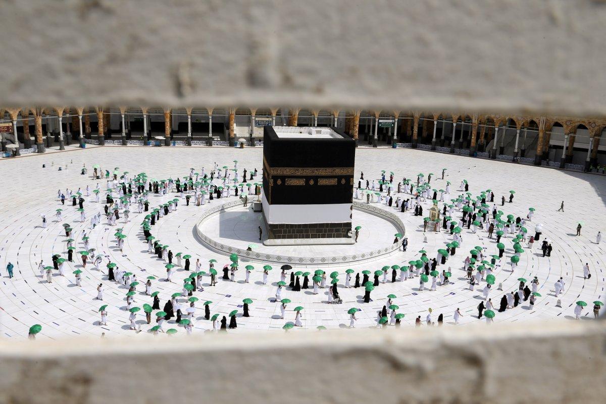 Hacı adayları pandemi gölgesinde Kabe'yi tavaf ediyor
