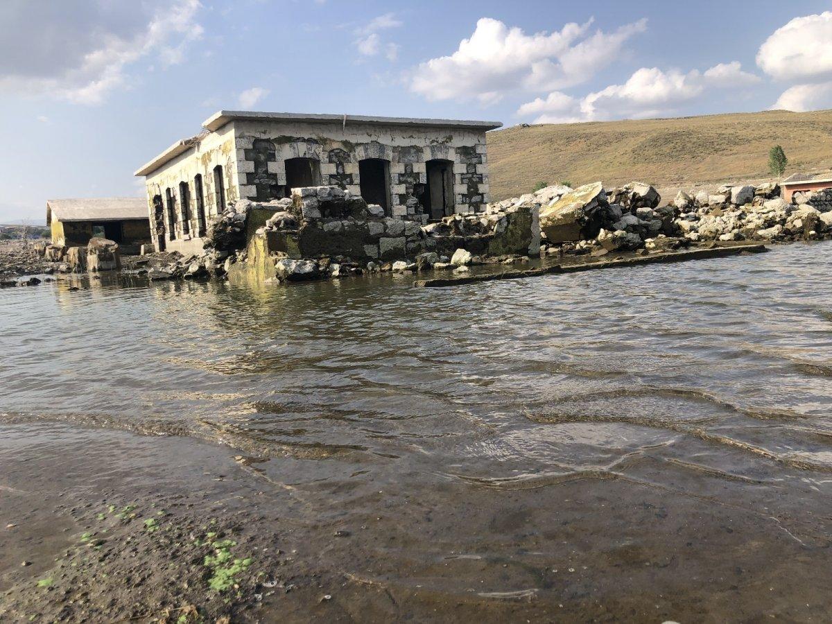 Kars Baraj Gölü suları çekilince köy ortaya çıktı