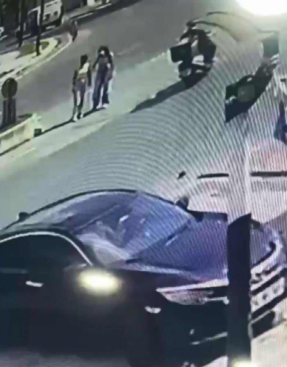 Bahçeşehir'de moto kuryenin yayaya çarptığı an