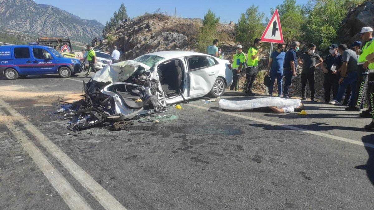Antalya'da iki otomobil kafa kafaya çarpıştı