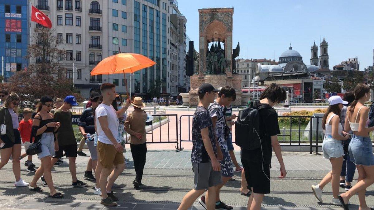 Taksim'de turist yoğunluğu