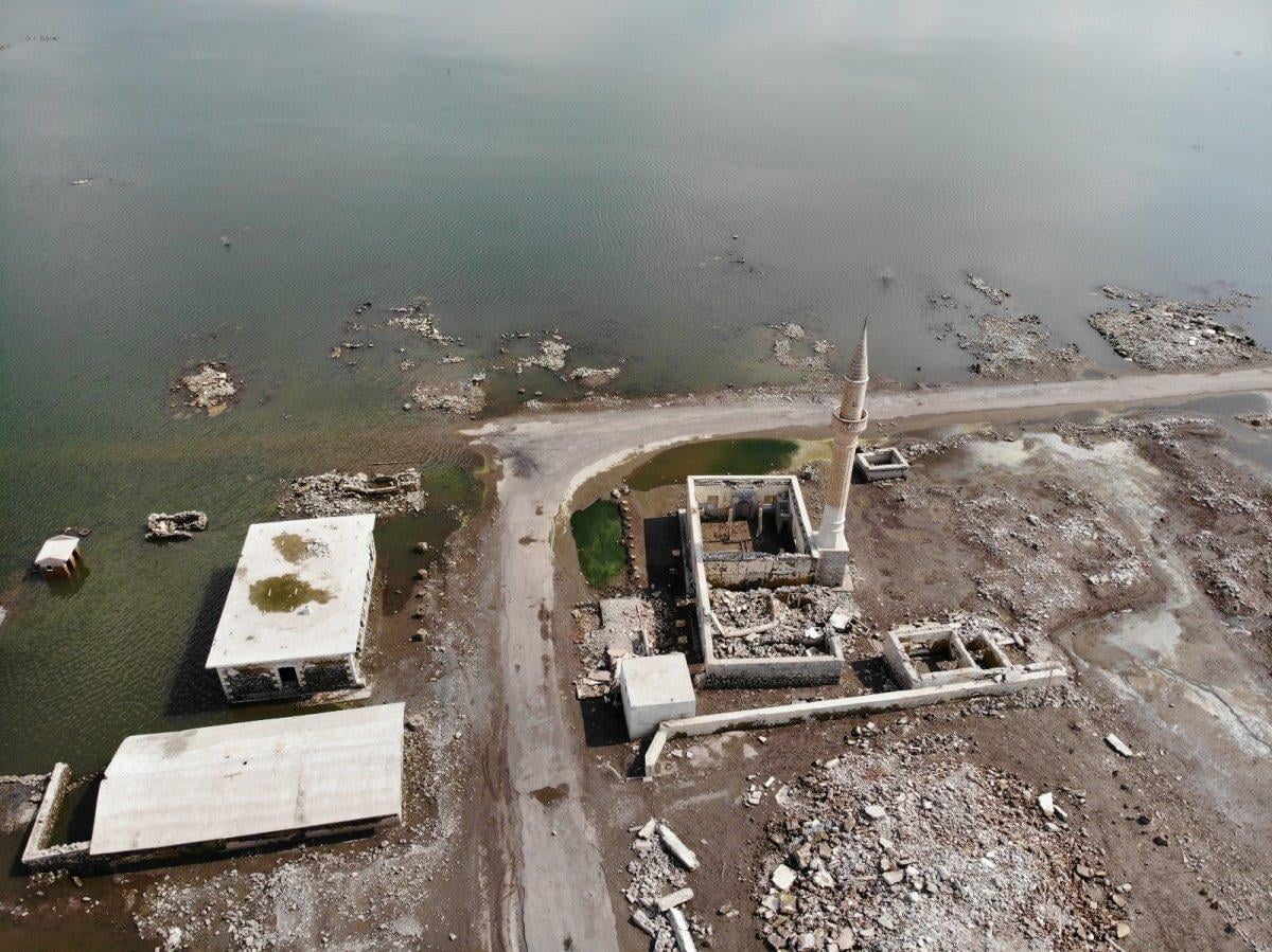 Kars Baraj Gölü suları çekilince köy ortaya çıktı