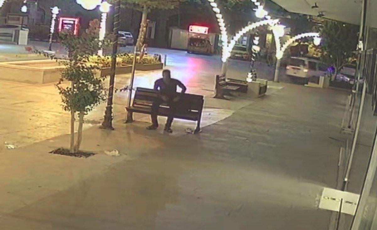 Antalya'da bankın üzerindeki el çantasını çalmak için yorulmuş gibi yaptı