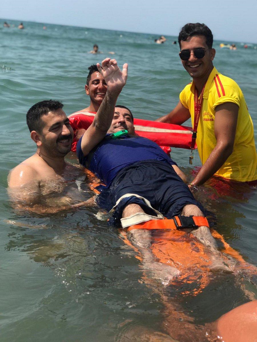 Hayatında ilk kez denize girmenin mutluluğunu yaşadı