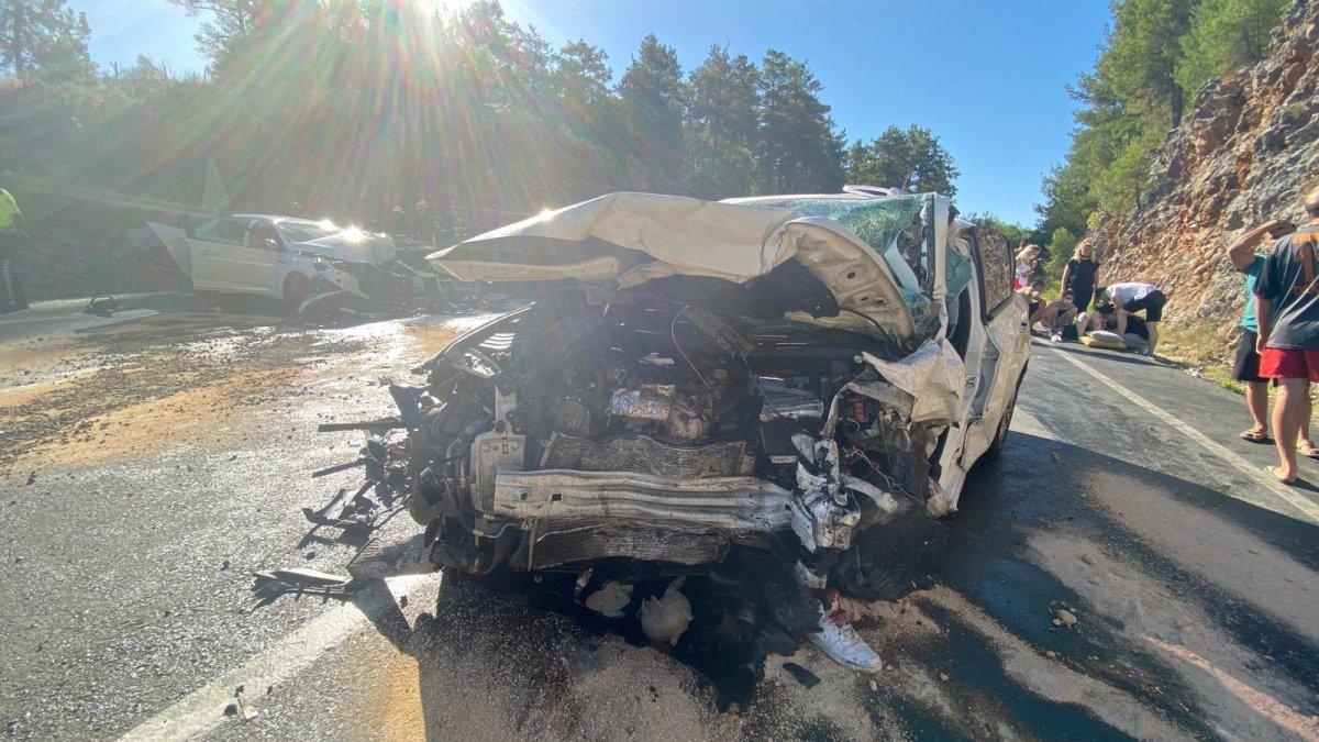 Antalya'da iki otomobil kafa kafaya çarpıştı