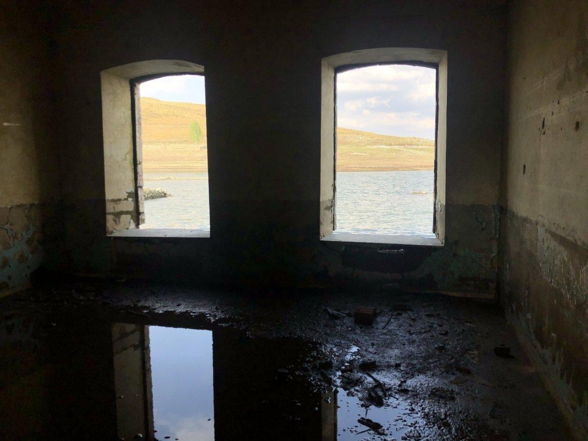 Kars Baraj Gölü suları çekilince köy ortaya çıktı