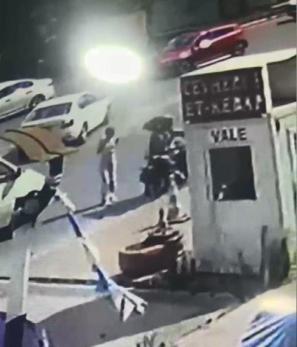 Bahçeşehir'de moto kuryenin yayaya çarptığı an