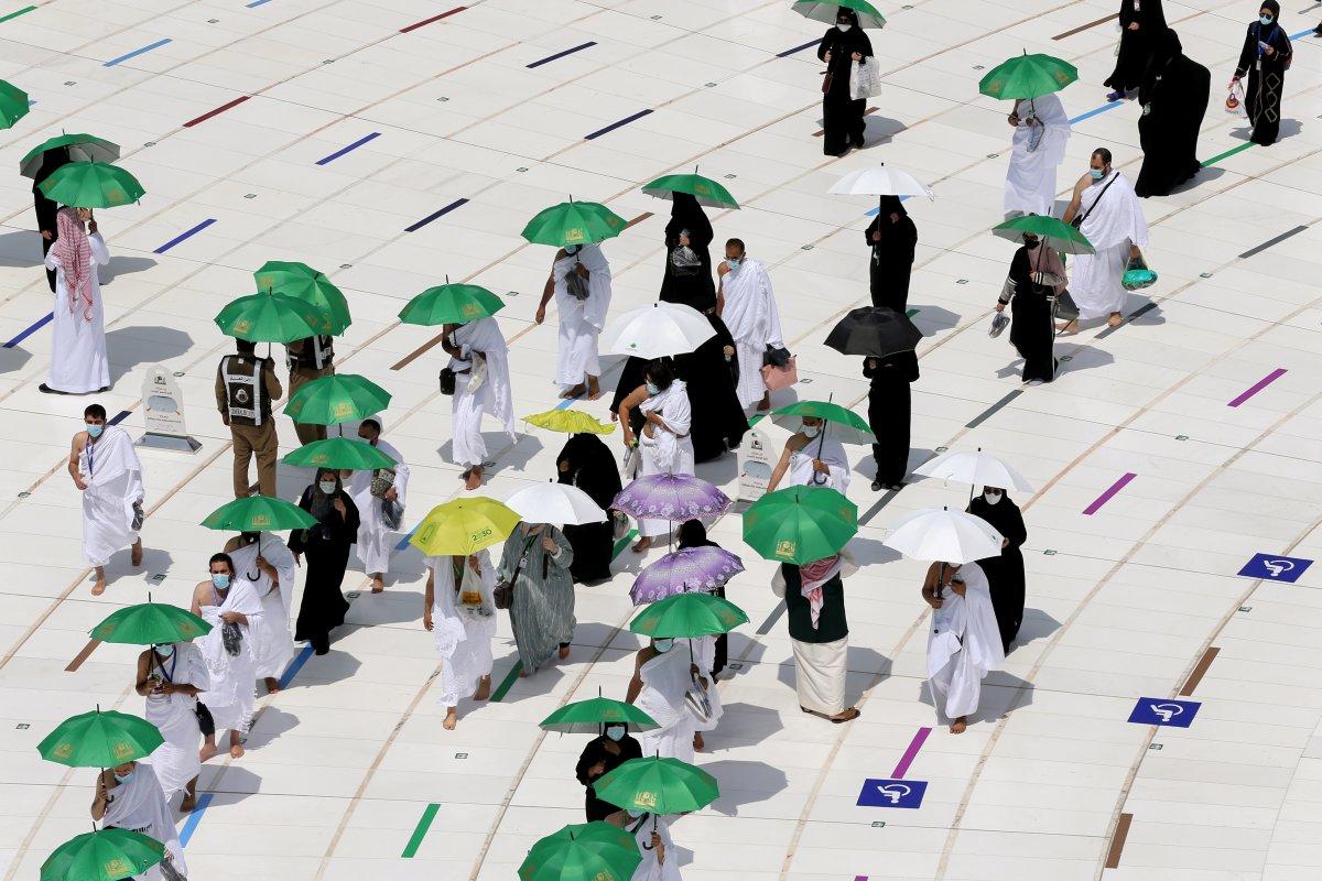 Hacı adayları pandemi gölgesinde Kabe'yi tavaf ediyor