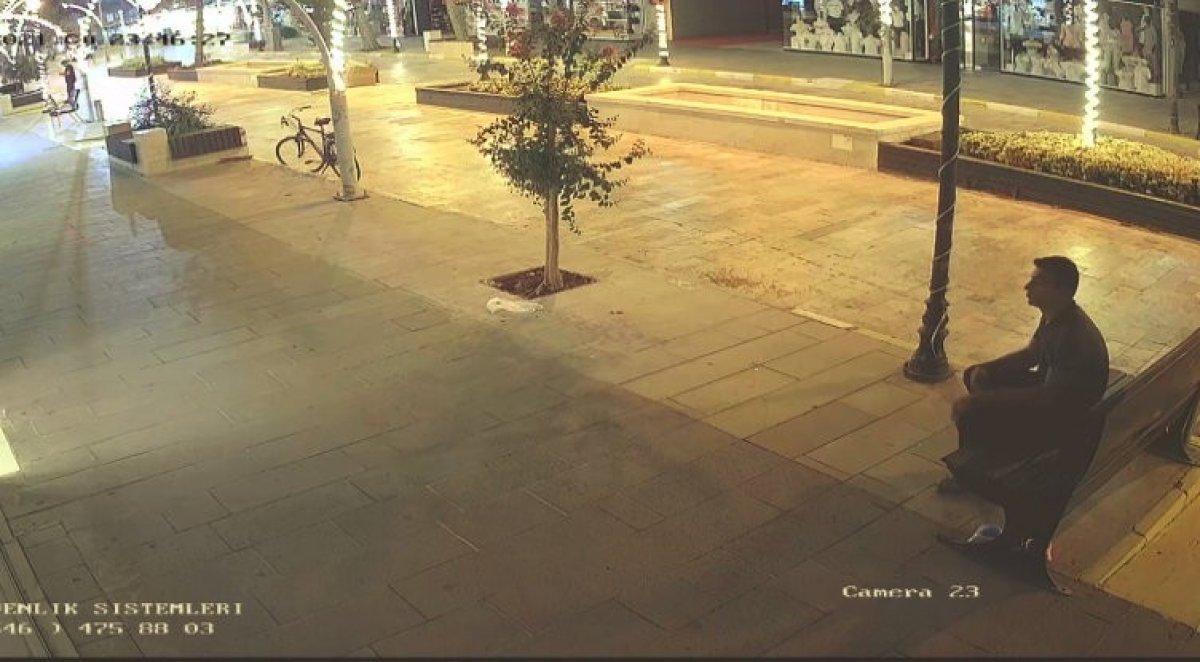 Antalya'da bankın üzerindeki el çantasını çalmak için yorulmuş gibi yaptı