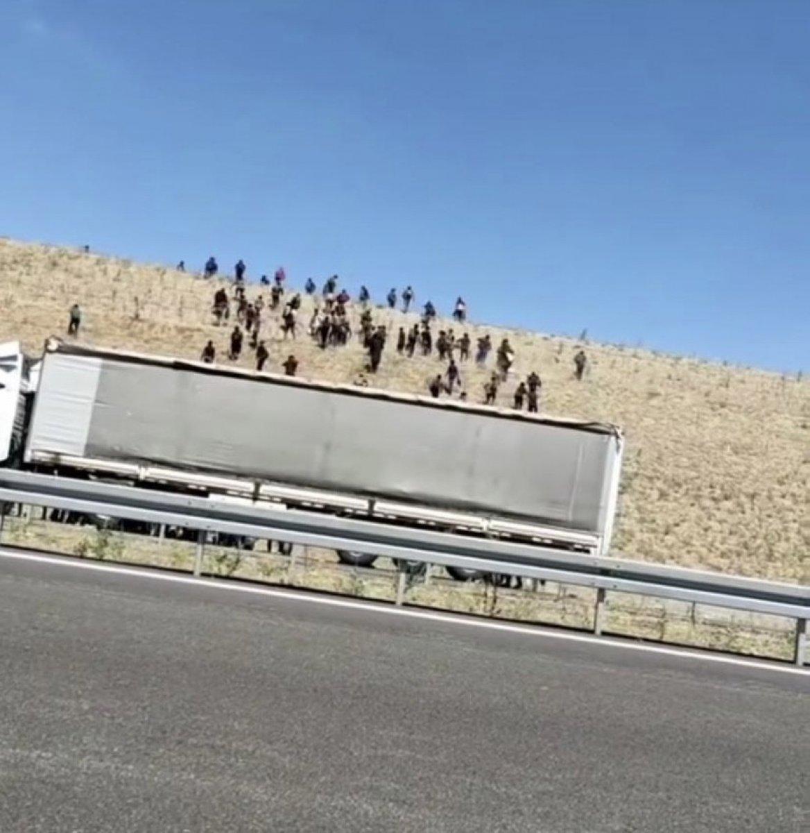 Niğde’de kaçak göçmenleri otoyolda bıraktılar