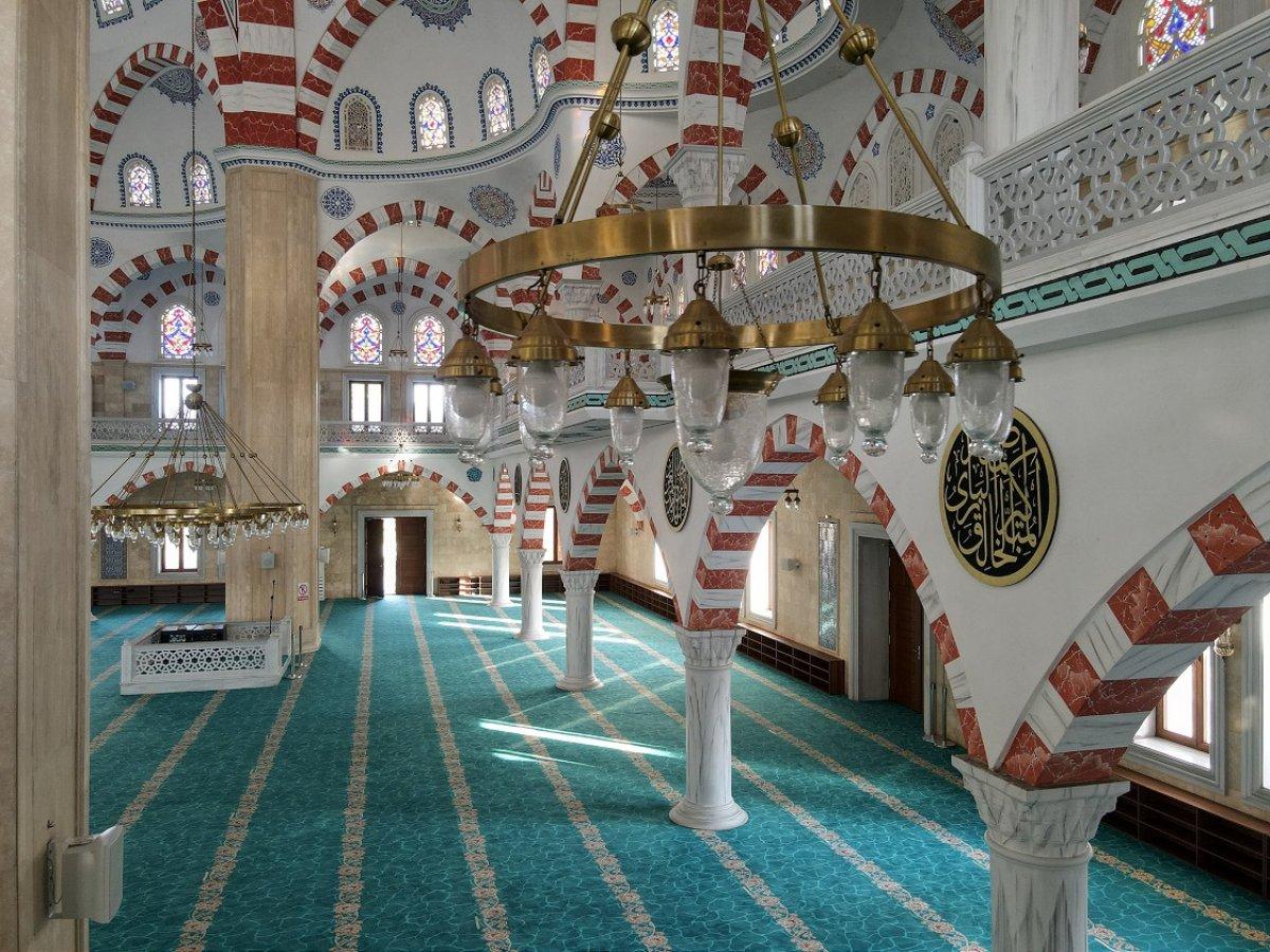 Türkiye'nin inşa ettiği Gana Millet Cami ve Külliyesi ibadete açıldı