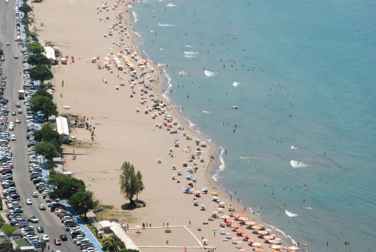 Bartın'da vatandaşlar kendini sahillere attı