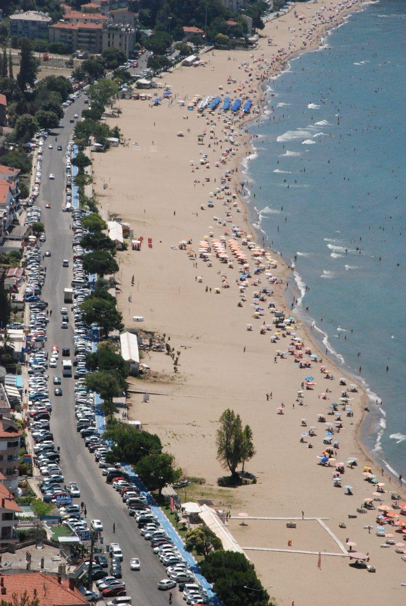 BARTIN'IN MAVİ BAYRAKLI PLAJI TATİLCİLERLE DOLDU