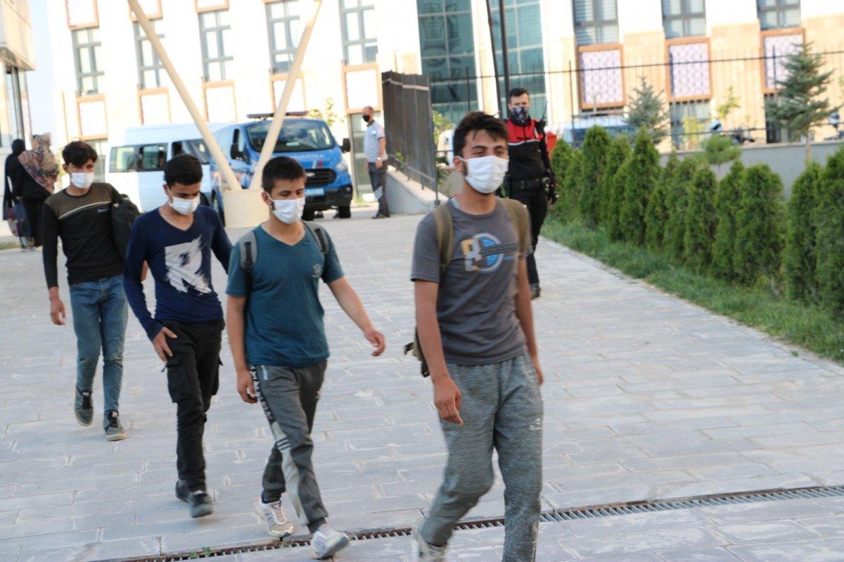 Niğde’de kaçan göçmenler KYK yurtlarına yerleştirildi