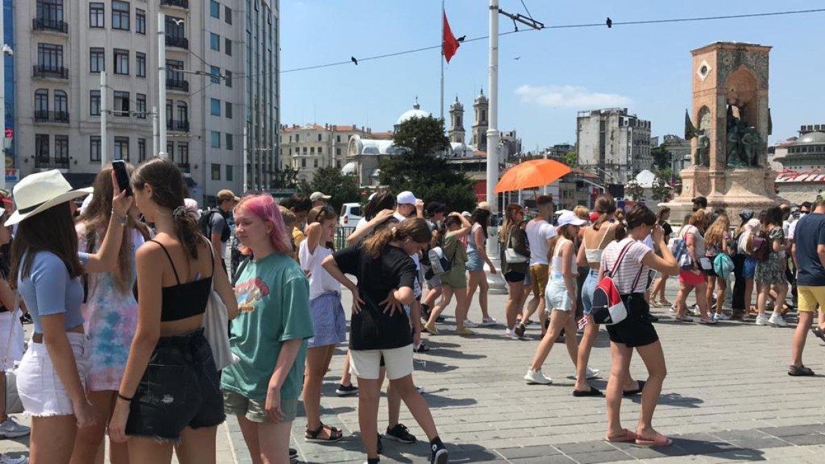Taksim'de turist yoğunluğu