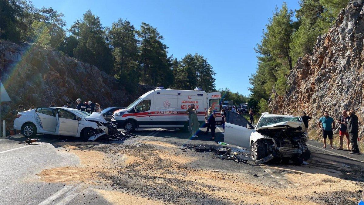 Antalya'da iki otomobil kafa kafaya çarpıştı
