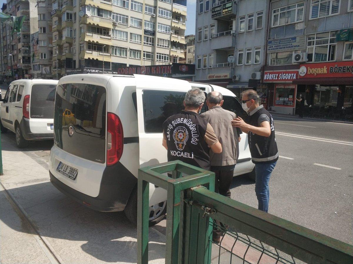 Kocaeli’de ‘Amca yeleğin kirlenmiş’ diyerek altınlarını çaldılar