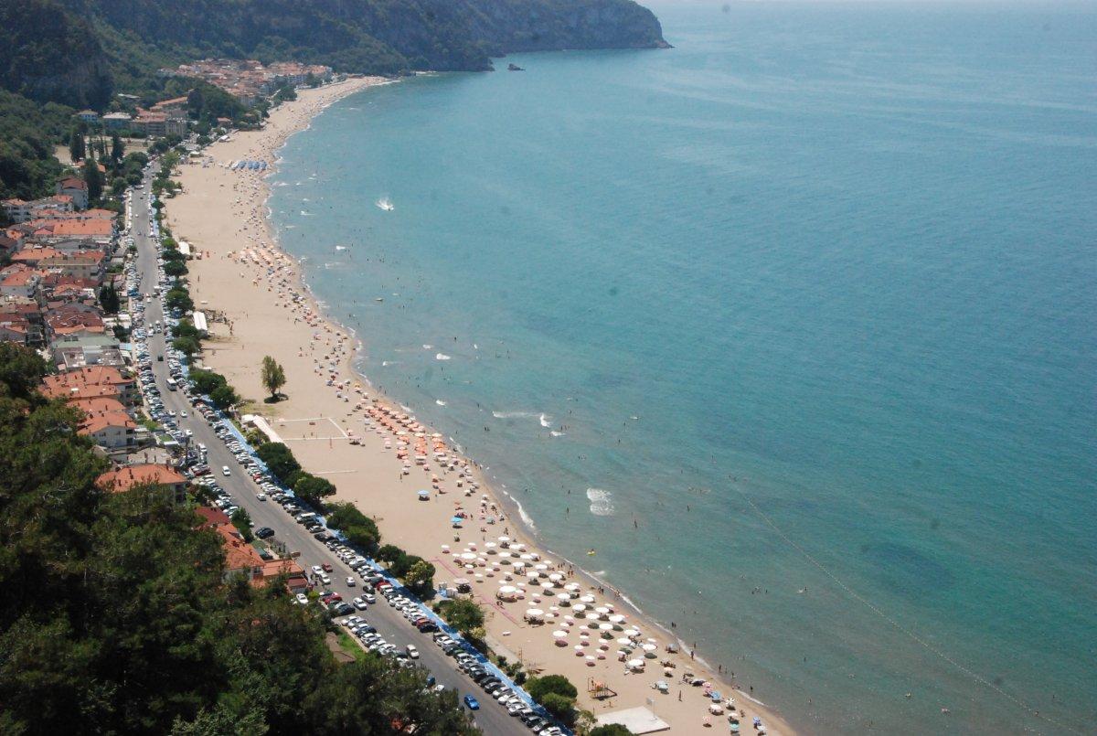 Bartın'da vatandaşlar kendini sahillere attı