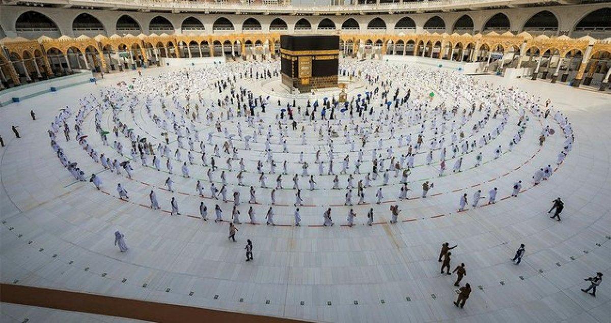 Hacı adayları pandemi gölgesinde Kabe'yi tavaf ediyor
