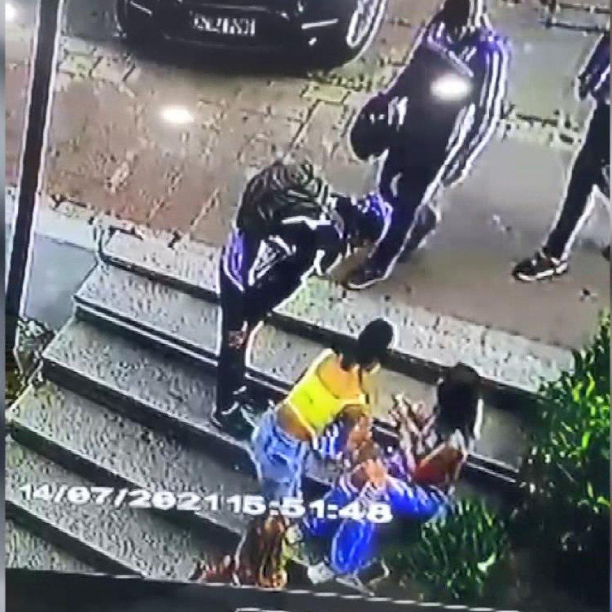 Bahçeşehir'de moto kuryenin yayaya çarptığı an