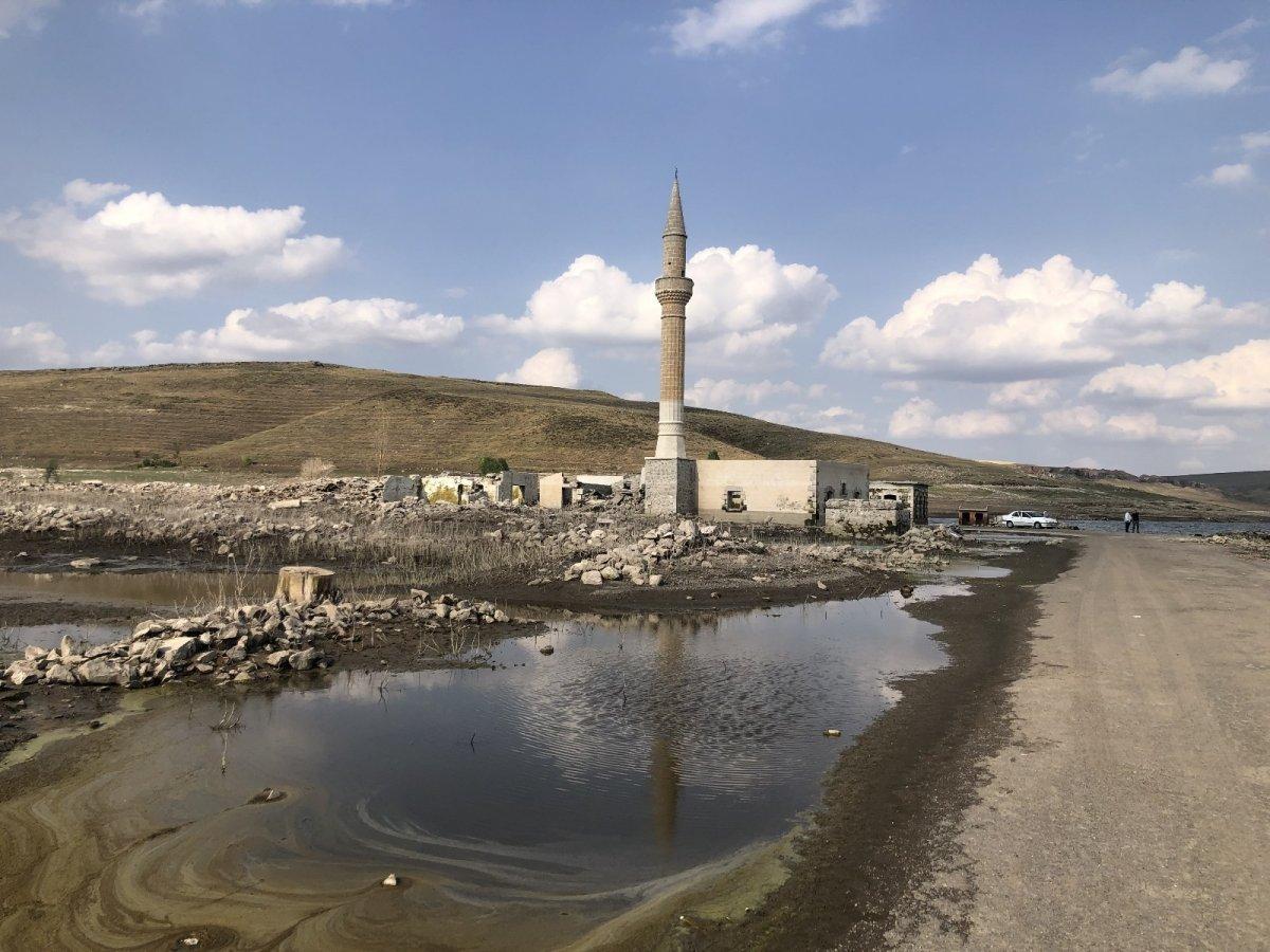 Kars Baraj Gölü suları çekilince köy ortaya çıktı
