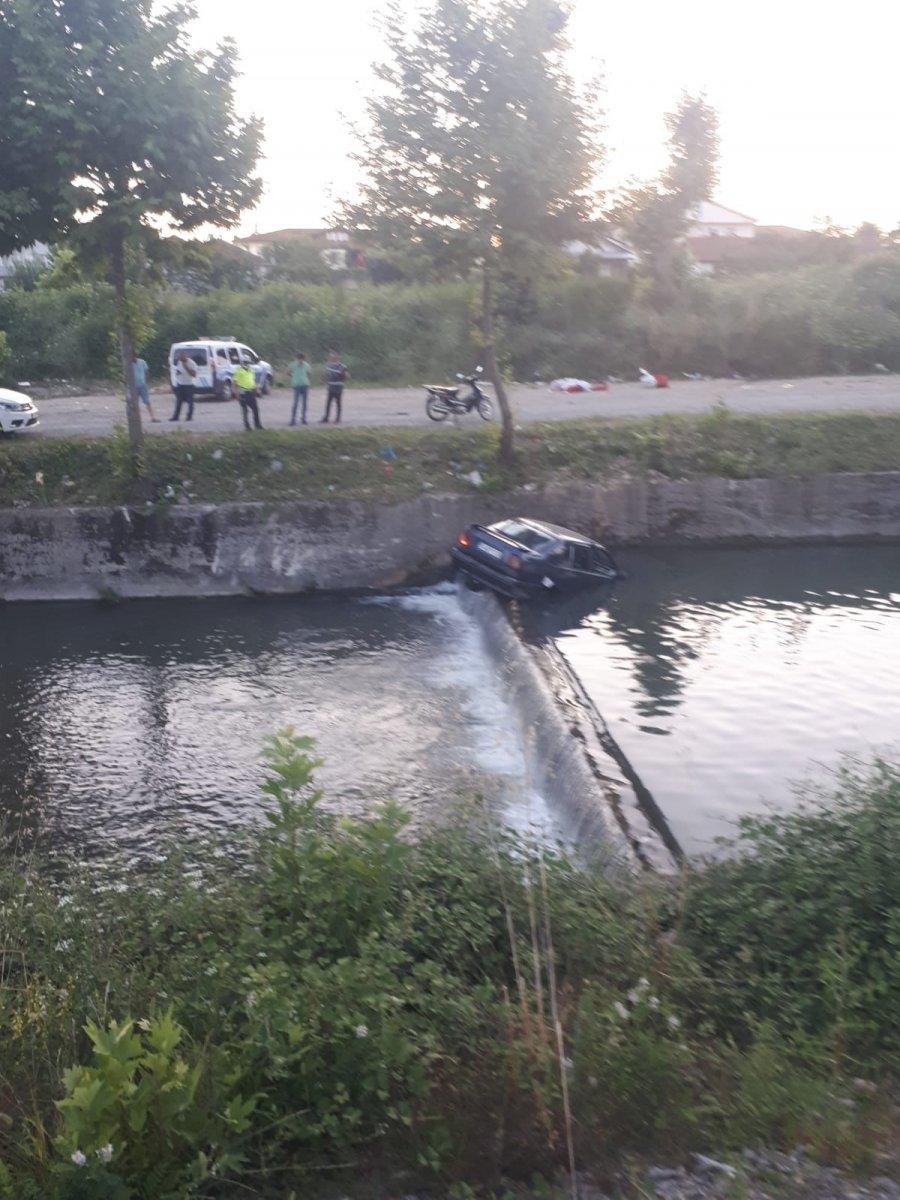 Sakarya'da el frenini çekmeyi unuttuğu otomobili çaya düştü
