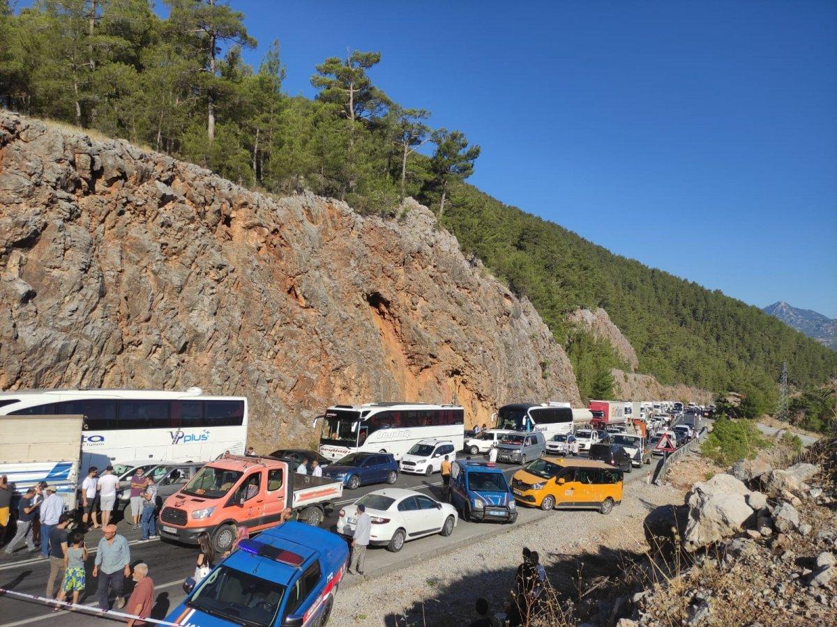 Antalya'da iki otomobil kafa kafaya çarpıştı