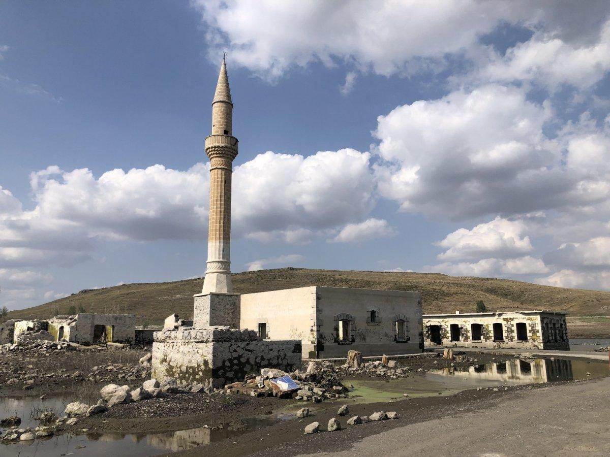 Kars Baraj Gölü suları çekilince köy ortaya çıktı