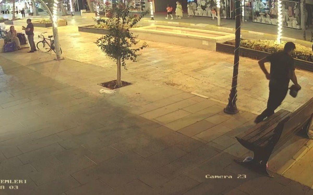 Antalya'da bankın üzerindeki el çantasını çalmak için yorulmuş gibi yaptı