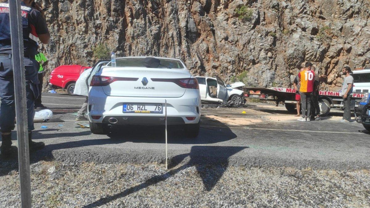 Antalya'da iki otomobil kafa kafaya çarpıştı