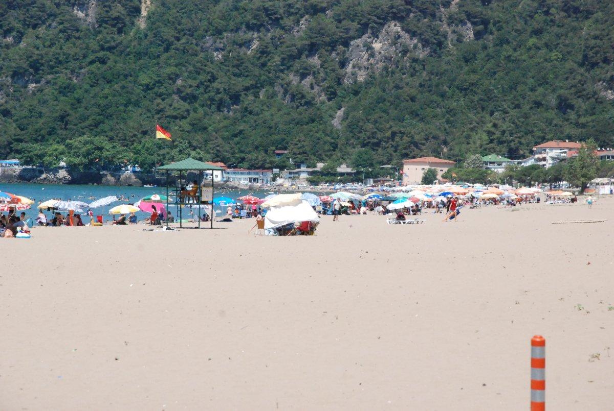 Bartın'da vatandaşlar kendini sahillere attı