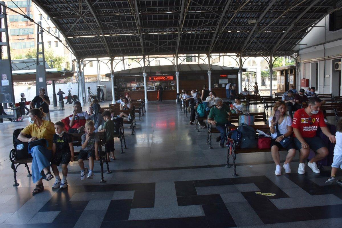 İzmir'de tatilcilerin tercihi tren oldu