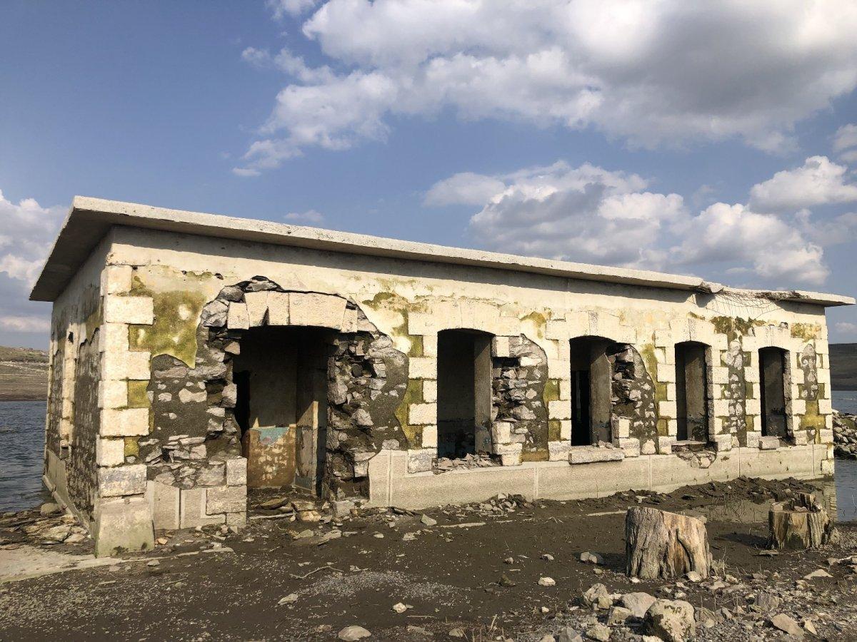 Kars Baraj Gölü suları çekilince köy ortaya çıktı