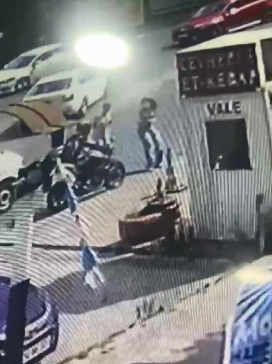 Bahçeşehir'de moto kuryenin yayaya çarptığı an