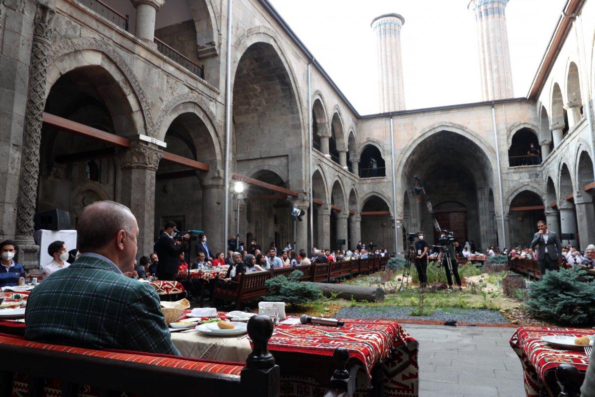 Cumhurbaşkanı Erdoğan, Erzurum'da gençlerle buluştu