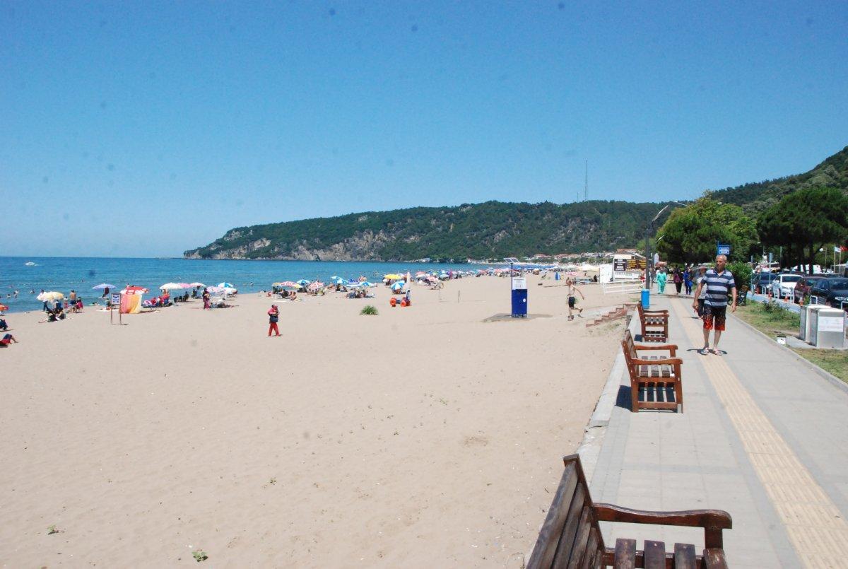 Bartın'da vatandaşlar kendini sahillere attı