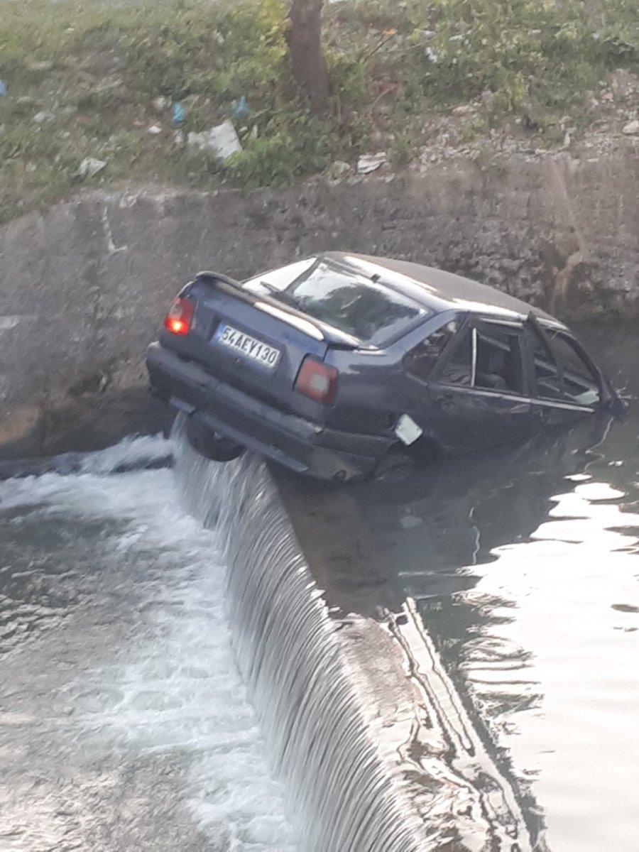 Sakarya'da el frenini çekmeyi unuttuğu otomobili çaya düştü