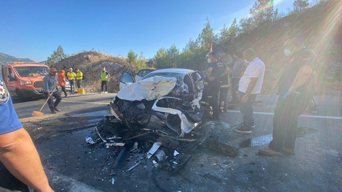 Antalya'da iki otomobil kafa kafaya çarpıştı