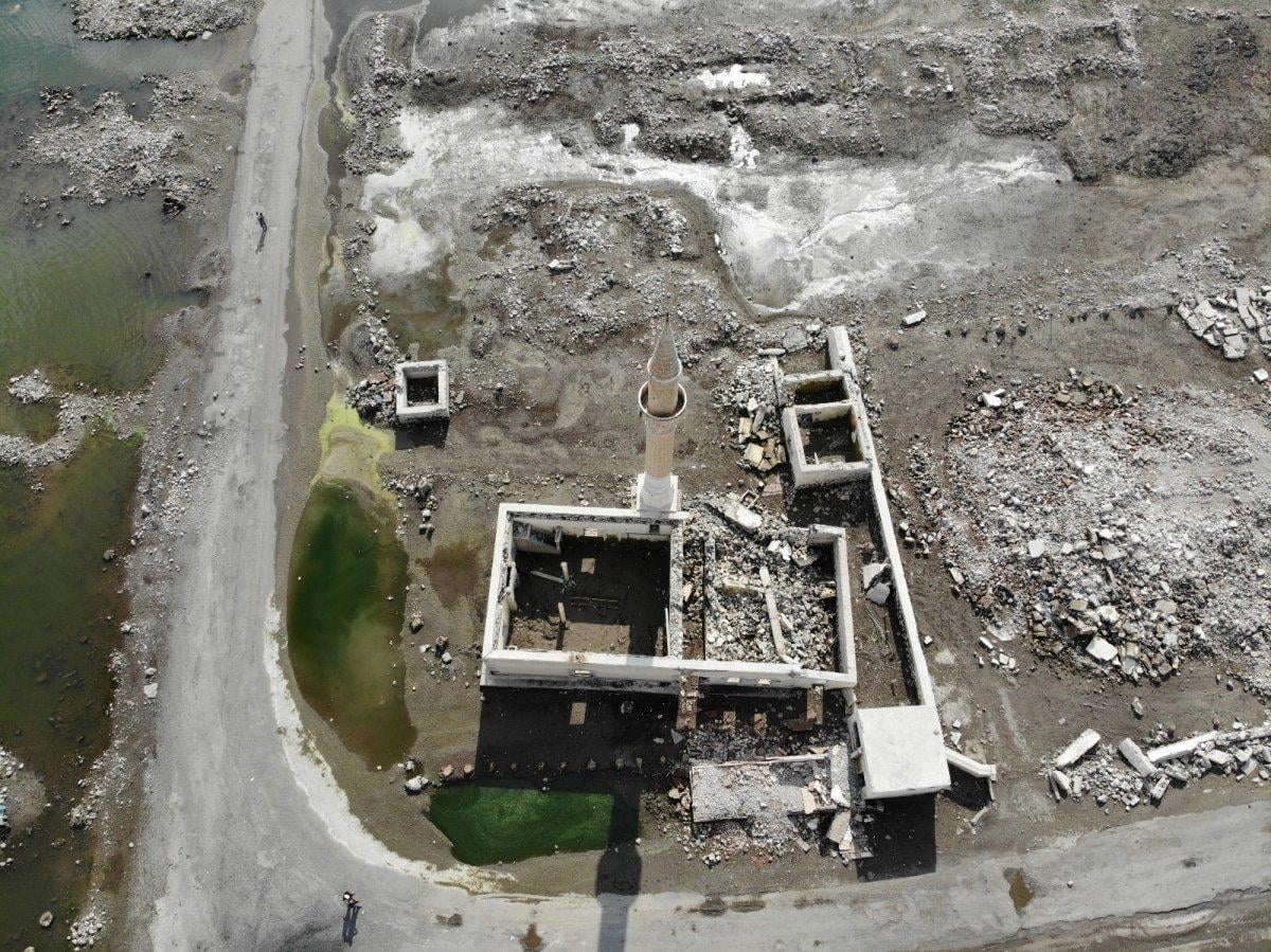 Kars Baraj Gölü suları çekilince köy ortaya çıktı