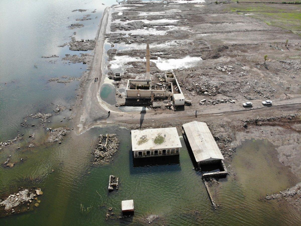 Kars Baraj Gölü suları çekilince köy ortaya çıktı
