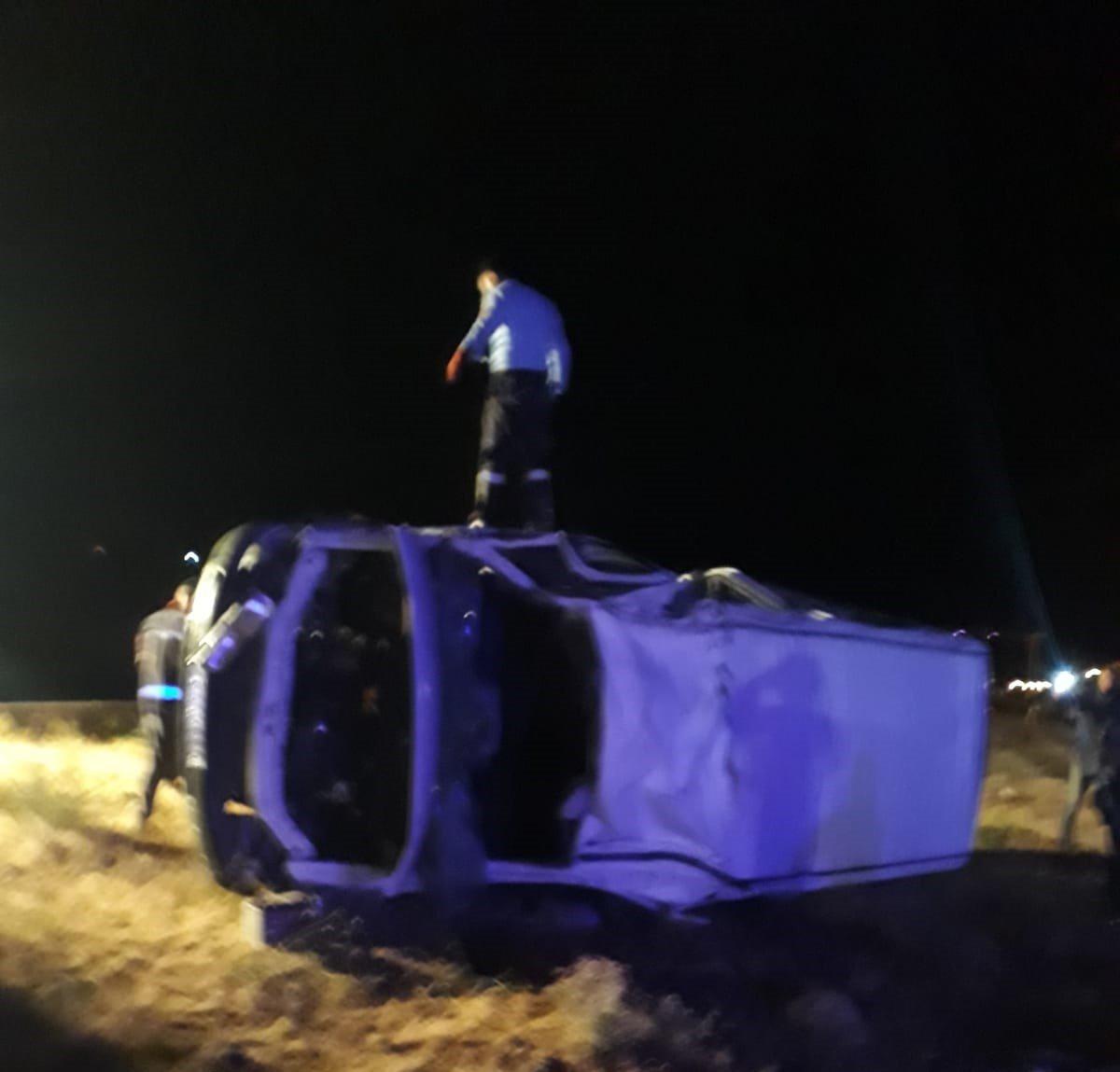 Ağrı'da minibüs devrildi: 14 yaralı