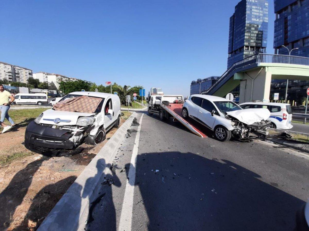 Maltepe'de çarpışan iki otomobil hurdaya döndü