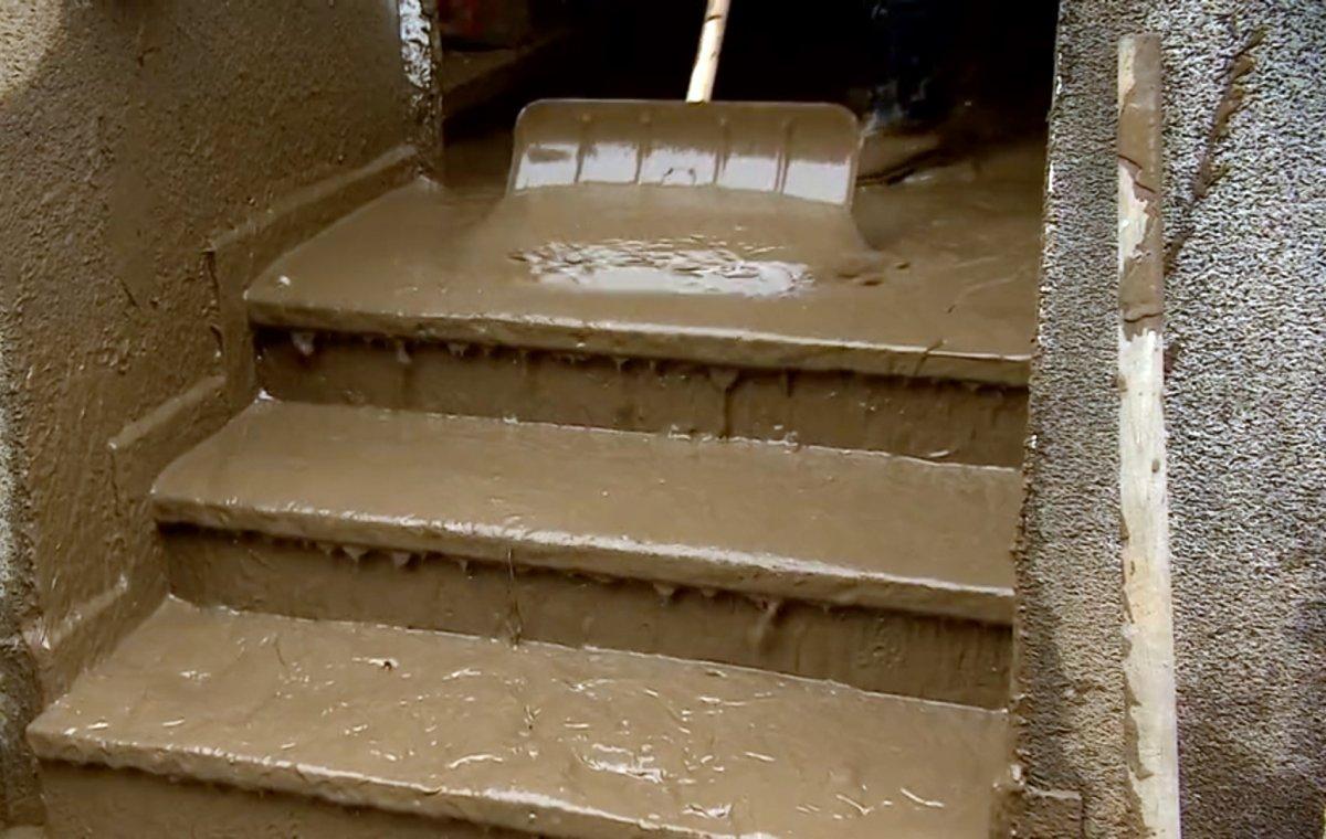 Avrupa'da sel sonrası çamur temizliği