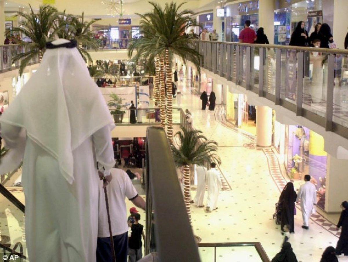 Suudi Arabistan hükümeti, mağazaların namaz vakitlerinde açık kalmasına izin verdi