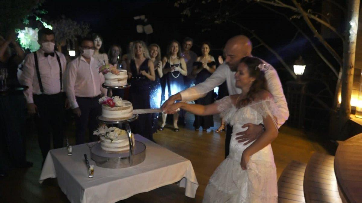 İstanbul'da doktor çift düğünlerini 8 aylık kızlarıyla yaptı